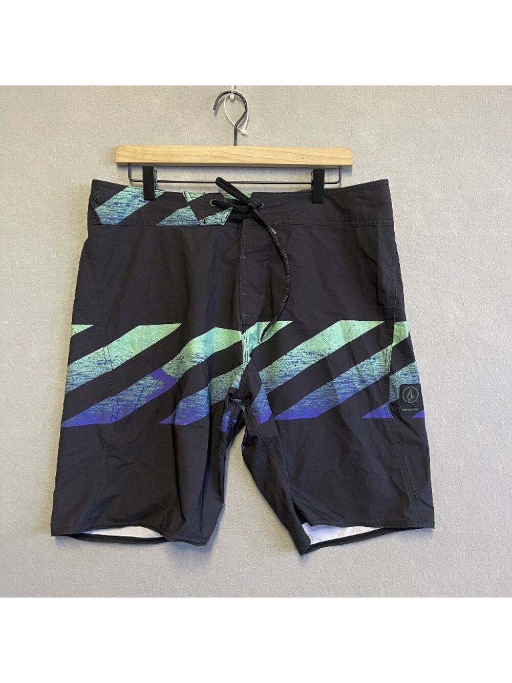 Volcom Mod-Tech Repreve Board Shorts Stripes Swim Retro Blue Aqua Mens Size 34